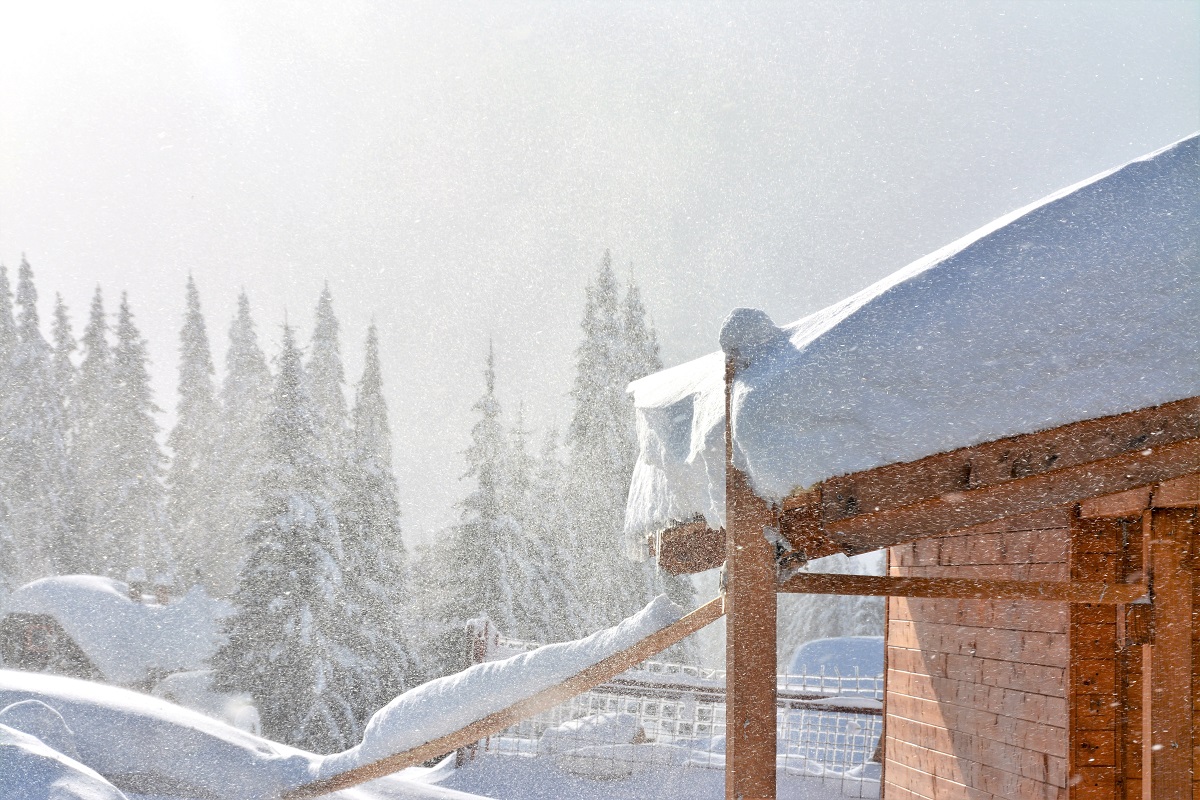 Accumulation de neige sur la toiture quand déneiger son toit