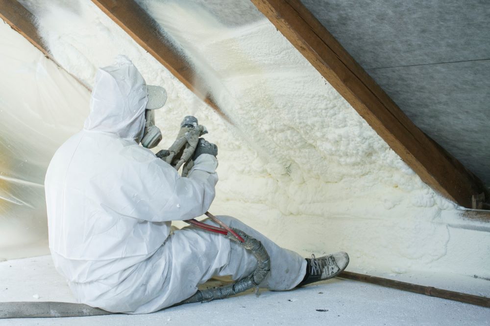 Pose de la mousse de polyuréthane pour une isolation par l'intérieur de la toiture