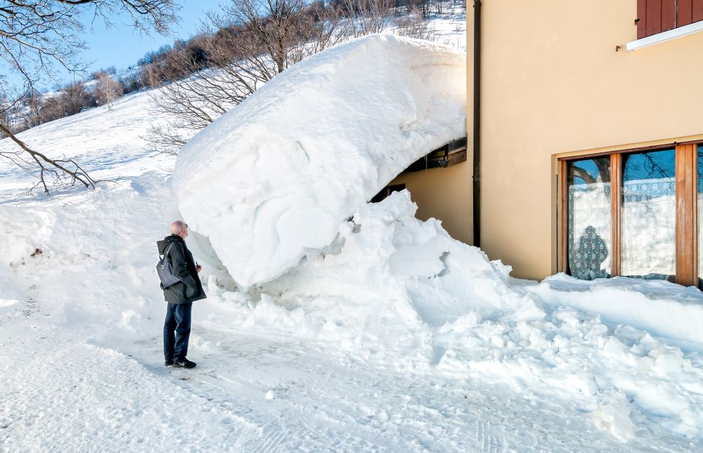 Une accumulation de neige sans pare-neige de toiture ayant causé une mini-avalanche en glissant d’un toit.